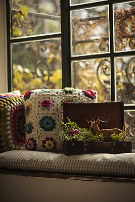 포토 JPG 크리스마스 겨울 크리스마스용품 사슴 휴식 실내 방석 사람없음 루돌프 창가 오브젝트 설레임 국내포토 계절 기념일 감정 컨셉 창문 포유류 내부 용품 파일형식