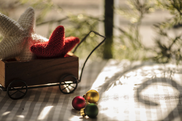 포토 JPG 별 크리스마스 겨울 크리스마스용품 휴식 실내 그림자 사람없음 아웃포커스 수레 장식볼 창가 오브젝트 설레임 국내포토 자연요소 계절 기념일 감정 컨셉 창문 촬영기법 내부 장식 카트 용품 파일형식