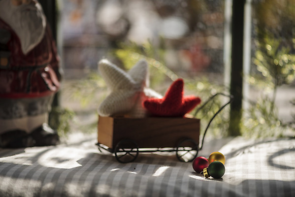 포토 JPG 별 크리스마스 겨울 크리스마스용품 휴식 실내 그림자 사람없음 아웃포커스 수레 장식볼 창가 오브젝트 설레임 국내포토 자연요소 계절 기념일 감정 컨셉 창문 촬영기법 내부 장식 카트 용품 파일형식