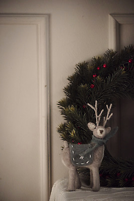 포토 JPG 크리스마스 겨울 크리스마스용품 사슴 휴식 실내 근접촬영 사람없음 루돌프 오브젝트 설레임 크리스마스리스 국내포토 계절 기념일 감정 뷰포인트 컨셉 포유류 내부 화환 용품 파일형식