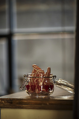 포토 JPG 크리스마스 겨울 크리스마스용품 휴식 실내 근접촬영 사람없음 아웃포커스 달콤 오브젝트 설레임 지팡이사탕 국내포토 계절 기념일 감정 뷰포인트 컨셉 촬영기법 사탕 내부 맛 용품 파일형식