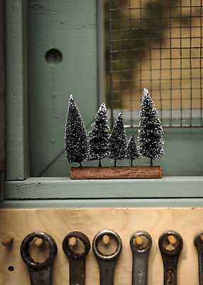 포토 JPG 주간 크리스마스 겨울 크리스마스용품 휴식 사람없음 야외 오브젝트 서랍장 창틀 솔방울 설레임 미니트리 국내포토 자연요소 계절 기념일 감정 가구 컨셉 창문 크리스마스트리 용품 파일형식