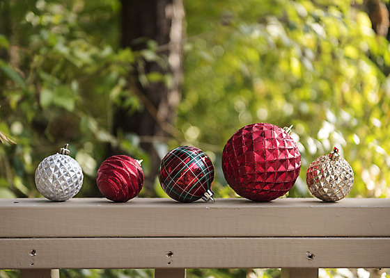 포토 JPG 주간 크리스마스 겨울 크리스마스용품 휴식 나뭇잎 사람없음 야외 아웃포커스 여러개 장식볼 오브젝트 창틀 설레임 국내포토 자연요소 계절 기념일 감정 다수 컨셉 잎 창문 촬영기법 장식 용품 파일형식