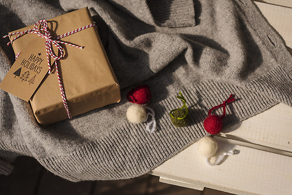 포토 JPG 주간 크리스마스 겨울 벤치 크리스마스용품 휴식 사람없음 야외 선물상자 장식볼 오브젝트 설레임 롱가디건 국내포토 자연요소 계절 기념일 감정 컨셉 의자 선물 장식 상자 카디건 용품 파일형식