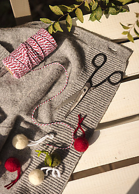 포토 JPG 주간 크리스마스 겨울 벤치 크리스마스용품 휴식 나뭇잎 가위 사람없음 야외 장식볼 오브젝트 실타래 설레임 롱가디건 국내포토 자연요소 계절 기념일 감정 컨셉 잎 의자 문구용품 장식 카디건 용품 파일형식