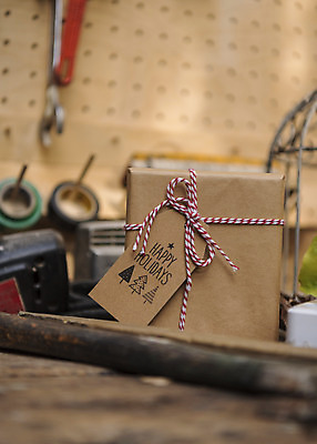 포토 JPG 크리스마스 겨울 크리스마스용품 휴식 실내 사람없음 선물상자 작업실 오브젝트 설레임 국내포토 계절 기념일 감정 컨셉 선물 내부 상자 용품 파일형식