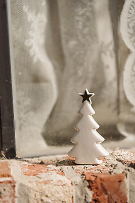 포토 JPG 주간 크리스마스 겨울 창문 크리스마스용품 휴식 벽돌 사람없음 야외 아웃포커스 크리스마스트리 오브젝트 설레임 미니트리 국내포토 자연요소 계절 기념일 감정 컨셉 촬영기법 용품 파일형식