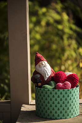 포토 JPG 주간 크리스마스 겨울 크리스마스용품 휴식 사람없음 야외 아웃포커스 선물상자 산타클로스 오브젝트 하트쿠션 창틀 설레임 국내포토 자연요소 계절 기념일 감정 컨셉 쿠션 창문 촬영기법 선물 상자 하트 용품 파일형식