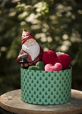 포토 JPG 주간 크리스마스 겨울 탁자 크리스마스용품 휴식 사람없음 야외 아웃포커스 선물상자 산타클로스 오브젝트 하트쿠션 설레임 국내포토 자연요소 계절 기념일 감정 가구 컨셉 쿠션 촬영기법 선물 상자 하트 용품 파일형식