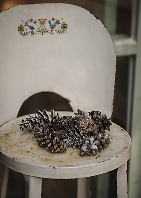 포토 JPG 주간 크리스마스 겨울 의자 크리스마스용품 휴식 근접촬영 사람없음 야외 여러개 오브젝트 솔방울 설레임 국내포토 자연요소 계절 기념일 감정 뷰포인트 가구 다수 컨셉 용품 파일형식