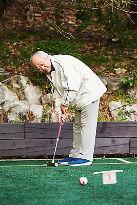 포토 JPG 주간 전신 할아버지 노년 남자 스포츠 레저 건강 한명 서기 경기 취미 야외 옆모습 실버라이프 운동 경기장 한국인 70대 게이트볼 게이트볼장 노인남자한명만 게이트볼스틱 국내포토 자연요소 1 라이프스타일 뷰포인트 스포츠시설 모션 사람 동양인 성인 구기 남자한명만 노인남자만 파일형식