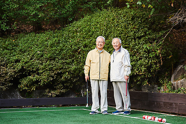 포토 JPG 주간 전신 할아버지 노년 남자 스포츠 공 레저 건강 서기 미소 경기 취미 야외 두명 앞모습 친구 실버라이프 운동 경기장 우정 70대 게이트볼 게이트볼장 노인남자만 게이트볼스틱 국내포토 자연요소 라이프스타일 뷰포인트 스포츠시설 관계 모션 표정 사람 성인 구기 남자만 노인만 파일형식