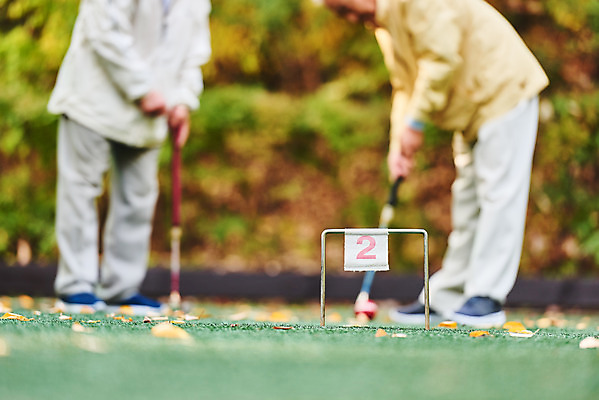 포토 JPG 주간 전신 할아버지 노년 남자 스포츠 공 레저 건강 서기 경기 취미 야외 두명 앞모습 옆모습 아웃포커스 친구 실버라이프 운동 경기장 우정 하반신 골대 70대 게이트볼 게이트볼장 노인남자만 게이트볼스틱 국내포토 자연요소 라이프스타일 뷰포인트 스포츠시설 관계 모션 촬영기법 사람 성인 구기 남자만 노인만 파일형식