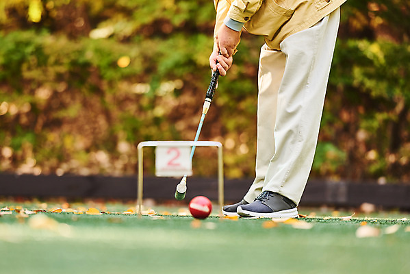 포토 JPG 주간 할아버지 노년 남자 스포츠 공 레저 건강 한명 서기 경기 취미 야외 실버라이프 운동 경기장 한국인 하반신 70대 게이트볼 게이트볼장 노인남자한명만 게이트볼스틱 국내포토 자연요소 1 라이프스타일 스포츠시설 모션 사람 동양인 성인 구기 남자한명만 노인남자만 파일형식