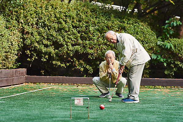 포토 JPG 주간 전신 응시 할아버지 노년 남자 스포츠 공 레저 건강 서기 앉기 경기 취미 야외 두명 앞모습 옆모습 친구 실버라이프 운동 경기장 우정 70대 게이트볼 게이트볼장 노인남자만 게이트볼스틱 국내포토 자연요소 라이프스타일 시선 뷰포인트 스포츠시설 관계 모션 사람 성인 구기 남자만 노인만 파일형식