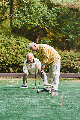 포토 JPG 주간 전신 응시 할아버지 노년 남자 스포츠 공 레저 건강 서기 경기 취미 야외 두명 앞모습 옆모습 친구 실버라이프 운동 경기장 우정 70대 게이트볼 게이트볼장 노인남자만 게이트볼스틱 국내포토 자연요소 라이프스타일 시선 뷰포인트 스포츠시설 관계 모션 사람 성인 구기 남자만 노인만 파일형식