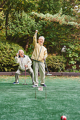 포토 JPG 주간 전신 할아버지 노년 남자 스포츠 공 레저 건강 서기 미소 앉기 경기 취미 야외 두명 앞모습 친구 실버라이프 운동 경기장 우정 축하 우승 즐거움 70대 게이트볼 게이트볼장 노인남자만 게이트볼스틱 국내포토 자연요소 라이프스타일 감정 뷰포인트 컨셉 스포츠시설 관계 모션 표정 사람 성인 구기 최고 남자만 노인만 파일형식