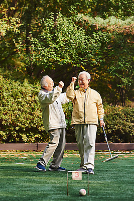 포토 JPG 주간 전신 할아버지 노년 남자 스포츠 공 응원 레저 건강 서기 미소 경기 취미 야외 두명 앞모습 옆모습 친구 실버라이프 운동 파이팅 경기장 우정 즐거움 70대 게이트볼 게이트볼장 노인남자만 게이트볼스틱 국내포토 자연요소 라이프스타일 감정 뷰포인트 스포츠시설 관계 모션 표정 사람 성인 구기 남자만 노인만 파일형식