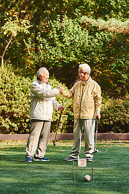 포토 JPG 주간 전신 할아버지 노년 남자 스포츠 공 응원 레저 건강 서기 미소 경기 취미 야외 두명 앞모습 친구 실버라이프 운동 마주보기 손잡기 경기장 우정 70대 게이트볼 게이트볼장 노인남자만 게이트볼스틱 국내포토 자연요소 라이프스타일 뷰포인트 스포츠시설 관계 모션 표정 사람 성인 구기 남자만 노인만 파일형식