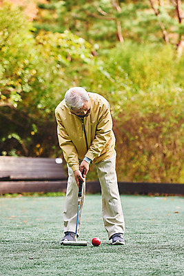 포토 JPG 주간 전신 할아버지 노년 남자 스포츠 공 레저 건강 한명 서기 경기 취미 야외 앞모습 실버라이프 운동 경기장 한국인 70대 게이트볼 게이트볼장 노인남자한명만 게이트볼스틱 국내포토 자연요소 1 라이프스타일 뷰포인트 스포츠시설 모션 사람 동양인 성인 구기 남자한명만 노인남자만 파일형식