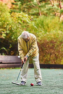 포토 JPG 주간 전신 할아버지 노년 남자 스포츠 공 레저 건강 한명 서기 경기 취미 야외 앞모습 실버라이프 운동 경기장 한국인 70대 게이트볼 게이트볼장 노인남자한명만 게이트볼스틱 국내포토 자연요소 1 라이프스타일 뷰포인트 스포츠시설 모션 사람 동양인 성인 구기 남자한명만 노인남자만 파일형식