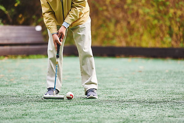 포토 JPG 주간 할아버지 노년 남자 스포츠 공 레저 건강 한명 서기 경기 취미 야외 앞모습 실버라이프 운동 경기장 한국인 하반신 70대 게이트볼 게이트볼장 노인남자한명만 게이트볼스틱 국내포토 자연요소 1 라이프스타일 뷰포인트 스포츠시설 모션 사람 동양인 성인 구기 남자한명만 노인남자만 파일형식