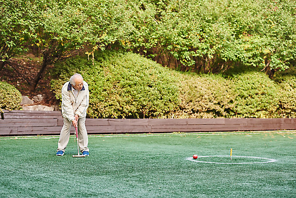 포토 JPG 주간 전신 응시 할아버지 노년 남자 스포츠 공 레저 건강 한명 서기 경기 취미 야외 앞모습 실버라이프 운동 경기장 한국인 70대 게이트볼 게이트볼장 노인남자한명만 게이트볼스틱 국내포토 자연요소 1 라이프스타일 시선 뷰포인트 스포츠시설 모션 사람 동양인 성인 구기 남자한명만 노인남자만 파일형식