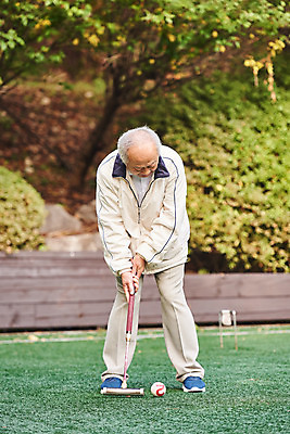 포토 JPG 주간 전신 할아버지 노년 남자 스포츠 공 레저 건강 한명 서기 경기 취미 야외 앞모습 실버라이프 운동 경기장 한국인 70대 게이트볼 게이트볼장 노인남자한명만 게이트볼스틱 국내포토 자연요소 1 라이프스타일 뷰포인트 스포츠시설 모션 사람 동양인 성인 구기 남자한명만 노인남자만 파일형식