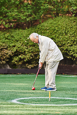 포토 JPG 주간 전신 할아버지 노년 남자 스포츠 공 레저 건강 한명 서기 경기 취미 야외 옆모습 실버라이프 운동 경기장 한국인 70대 게이트볼 게이트볼장 노인남자한명만 게이트볼스틱 국내포토 자연요소 1 라이프스타일 뷰포인트 스포츠시설 모션 사람 동양인 성인 구기 남자한명만 노인남자만 파일형식