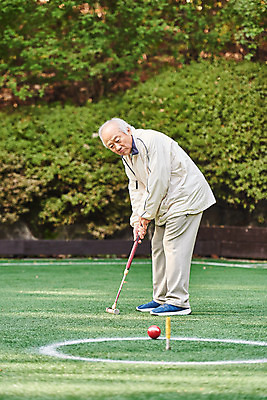 포토 JPG 주간 전신 응시 할아버지 노년 남자 스포츠 공 레저 건강 한명 서기 경기 취미 야외 옆모습 실버라이프 운동 경기장 한국인 70대 게이트볼 게이트볼장 노인남자한명만 게이트볼스틱 국내포토 자연요소 1 라이프스타일 시선 뷰포인트 스포츠시설 모션 사람 동양인 성인 구기 남자한명만 노인남자만 파일형식