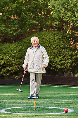 포토 JPG 주간 전신 할아버지 노년 남자 스포츠 공 레저 건강 한명 서기 미소 경기 취미 야외 앞모습 실버라이프 운동 경기장 한국인 70대 게이트볼 게이트볼장 노인남자한명만 게이트볼스틱 국내포토 자연요소 1 라이프스타일 뷰포인트 스포츠시설 모션 표정 사람 동양인 성인 구기 남자한명만 노인남자만 파일형식