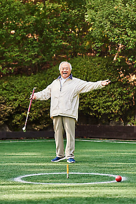 포토 JPG 주간 전신 할아버지 노년 남자 스포츠 공 레저 건강 한명 서기 경기 취미 야외 앞모습 실버라이프 운동 경기장 한국인 즐거움 70대 게이트볼 게이트볼장 노인남자한명만 게이트볼스틱 국내포토 자연요소 1 라이프스타일 감정 뷰포인트 스포츠시설 모션 사람 동양인 성인 구기 남자한명만 노인남자만 파일형식