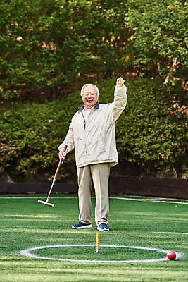 포토 JPG 주간 전신 할아버지 노년 남자 스포츠 공 레저 건강 한명 서기 미소 경기 취미 야외 앞모습 실버라이프 운동 경기장 한국인 즐거움 70대 게이트볼 게이트볼장 노인남자한명만 게이트볼스틱 국내포토 자연요소 1 라이프스타일 감정 뷰포인트 스포츠시설 모션 표정 사람 동양인 성인 구기 남자한명만 노인남자만 파일형식