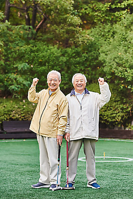 포토 JPG 주간 전신 할아버지 노년 남자 스포츠 레저 건강 서기 미소 취미 야외 두명 앞모습 친구 실버라이프 운동 파이팅 경기장 우정 즐거움 70대 게이트볼 게이트볼장 노인남자만 게이트볼스틱 국내포토 자연요소 라이프스타일 감정 뷰포인트 스포츠시설 관계 모션 표정 사람 성인 구기 남자만 노인만 파일형식