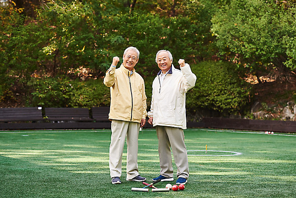 포토 JPG 주간 전신 할아버지 노년 남자 스포츠 공 레저 건강 서기 미소 취미 야외 두명 앞모습 친구 실버라이프 운동 파이팅 경기장 우정 70대 게이트볼 게이트볼장 노인남자만 게이트볼스틱 국내포토 자연요소 라이프스타일 뷰포인트 스포츠시설 관계 모션 표정 사람 성인 구기 남자만 노인만 파일형식