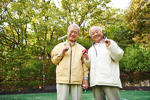 포토 JPG 주간 할아버지 노년 남자 스포츠 공 레저 건강 서기 미소 상반신 취미 야외 두명 앞모습 친구 실버라이프 운동 경기장 우정 70대 게이트볼 게이트볼장 노인남자만 게이트볼스틱 국내포토 자연요소 라이프스타일 뷰포인트 스포츠시설 관계 모션 표정 사람 성인 구기 남자만 노인만 파일형식