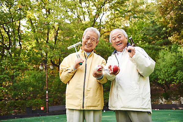 포토 JPG 주간 할아버지 노년 남자 스포츠 공 레저 건강 서기 미소 상반신 취미 야외 두명 앞모습 친구 실버라이프 운동 경기장 우정 70대 게이트볼 게이트볼장 노인남자만 게이트볼스틱 국내포토 자연요소 라이프스타일 뷰포인트 스포츠시설 관계 모션 표정 사람 성인 구기 남자만 노인만 파일형식