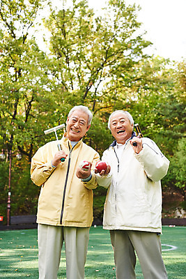 포토 JPG 주간 할아버지 노년 남자 스포츠 공 레저 건강 서기 미소 상반신 취미 야외 두명 앞모습 친구 실버라이프 운동 경기장 우정 70대 게이트볼 게이트볼장 노인남자만 게이트볼스틱 국내포토 자연요소 라이프스타일 뷰포인트 스포츠시설 관계 모션 표정 사람 성인 구기 남자만 노인만 파일형식