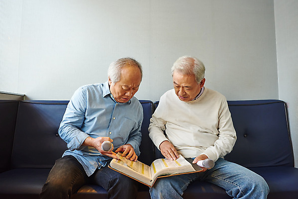 포토 JPG 할아버지 노년 남자 문화 노래 실내 건강 앉기 상반신 취미 두명 앞모습 친구 실버라이프 우정 체험 마이크 즐거움 70대 노래방 활력소 노인남자만 코인노래방 노래방책 국내포토 라이프스타일 감정 음악 뷰포인트 음향기기 컨셉 관계 모션 사람 성인 내부 책 남자만 노인만 파일형식