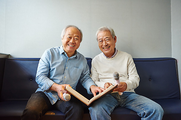 포토 JPG 할아버지 노년 남자 문화 노래 실내 건강 미소 앉기 상반신 취미 두명 앞모습 친구 실버라이프 우정 체험 마이크 즐거움 70대 노래방 활력소 노인남자만 코인노래방 노래방책 국내포토 라이프스타일 감정 음악 뷰포인트 음향기기 컨셉 관계 모션 표정 사람 성인 내부 책 남자만 노인만 파일형식