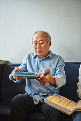 포토 JPG 할아버지 노년 남자 문화 실내 건강 한명 앉기 상반신 취미 앞모습 실버라이프 한국인 체험 리모컨 마이크 즐거움 70대 노래방 활력소 노인남자한명만 코인노래방 국내포토 1 라이프스타일 감정 뷰포인트 음향기기 컨셉 모션 사람 동양인 성인 내부 남자한명만 노인남자만 파일형식