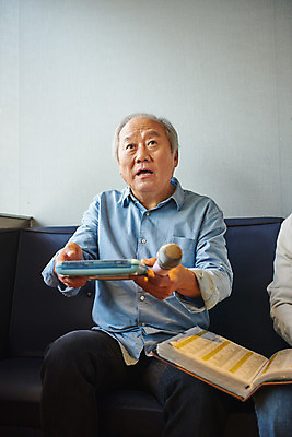 포토 JPG 응시 할아버지 노년 남자 문화 실내 건강 한명 앉기 상반신 취미 앞모습 실버라이프 한국인 체험 리모컨 마이크 즐거움 70대 노래방 활력소 노인남자한명만 코인노래방 국내포토 1 라이프스타일 시선 감정 뷰포인트 음향기기 컨셉 모션 사람 동양인 성인 내부 남자한명만 노인남자만 파일형식