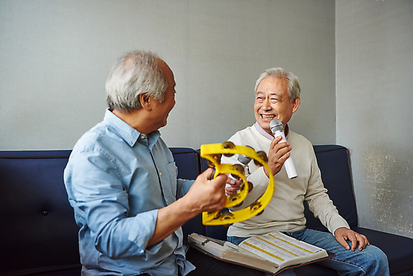 포토 JPG 할아버지 노년 남자 문화 노래 실내 건강 미소 앉기 상반신 취미 두명 앞모습 친구 실버라이프 우정 체험 마이크 즐거움 70대 노래방 활력소 노인남자만 코인노래방 노래방책 국내포토 라이프스타일 감정 음악 뷰포인트 음향기기 컨셉 관계 모션 표정 사람 성인 내부 책 남자만 노인만 파일형식