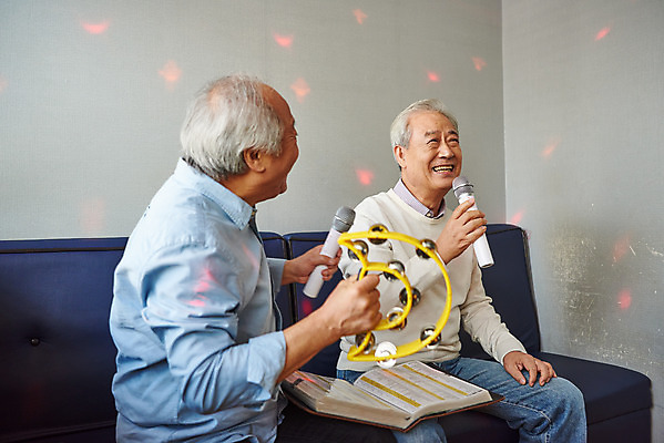 포토 JPG 할아버지 노년 남자 문화 노래 실내 건강 미소 앉기 상반신 취미 두명 앞모습 옆모습 친구 실버라이프 우정 체험 마이크 즐거움 탬버린 70대 노래방 활력소 노인남자만 코인노래방 노래방책 국내포토 라이프스타일 감정 음악 뷰포인트 음향기기 컨셉 관계 모션 타악기 표정 사람 성인 내부 책 남자만 노인만 파일형식