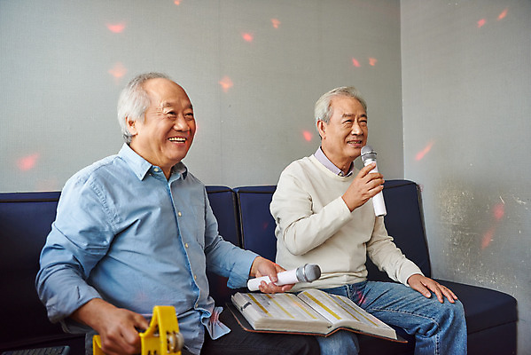 포토 JPG 할아버지 노년 남자 문화 노래 실내 건강 미소 앉기 상반신 취미 두명 앞모습 친구 실버라이프 우정 체험 마이크 즐거움 탬버린 70대 노래방 활력소 노인남자만 코인노래방 노래방책 국내포토 라이프스타일 감정 음악 뷰포인트 음향기기 컨셉 관계 모션 타악기 표정 사람 성인 내부 책 남자만 노인만 파일형식