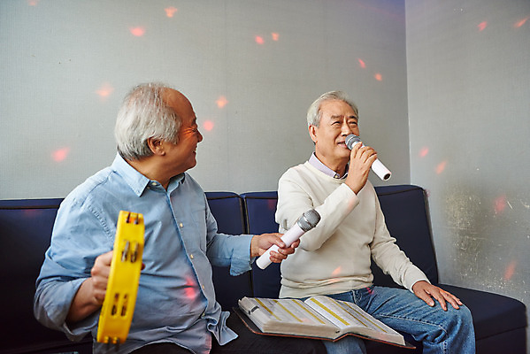 포토 JPG 응시 할아버지 노년 남자 문화 노래 실내 건강 앉기 상반신 취미 두명 앞모습 친구 실버라이프 우정 체험 마이크 즐거움 탬버린 70대 노래방 활력소 노인남자만 코인노래방 노래방책 국내포토 라이프스타일 시선 감정 음악 뷰포인트 음향기기 컨셉 관계 모션 타악기 사람 성인 내부 책 남자만 노인만 파일형식