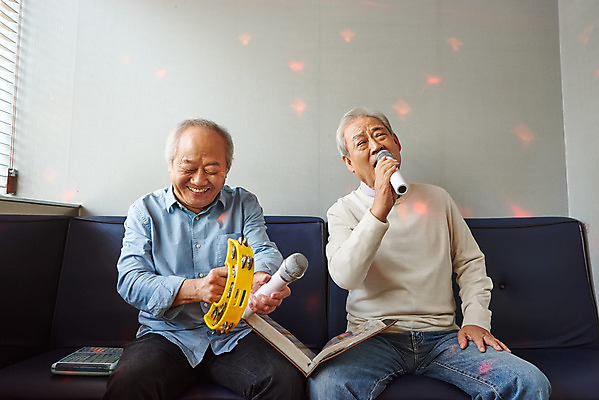 포토 JPG 할아버지 노년 남자 문화 노래 실내 건강 미소 앉기 상반신 취미 두명 앞모습 친구 실버라이프 우정 체험 마이크 즐거움 탬버린 70대 노래방 활력소 노인남자만 코인노래방 노래방책 국내포토 라이프스타일 감정 음악 뷰포인트 음향기기 컨셉 관계 모션 타악기 표정 사람 성인 내부 책 남자만 노인만 파일형식