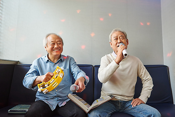 포토 JPG 할아버지 노년 남자 문화 노래 실내 건강 미소 앉기 상반신 취미 두명 앞모습 친구 실버라이프 우정 체험 마이크 즐거움 탬버린 70대 노래방 활력소 노인남자만 코인노래방 노래방책 국내포토 라이프스타일 감정 음악 뷰포인트 음향기기 컨셉 관계 모션 타악기 표정 사람 성인 내부 책 남자만 노인만 파일형식