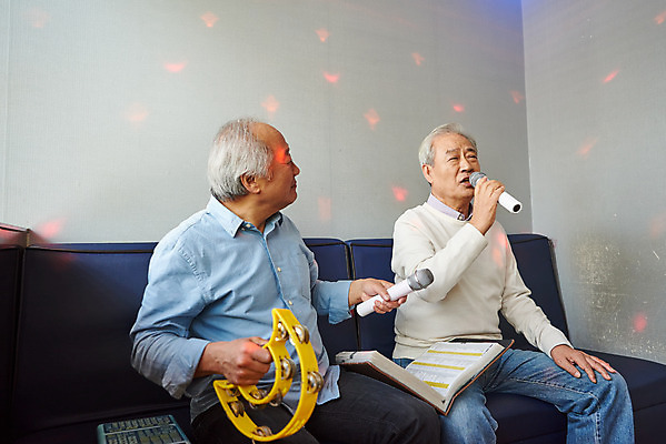 포토 JPG 응시 할아버지 노년 남자 문화 노래 실내 건강 앉기 상반신 취미 두명 앞모습 친구 실버라이프 우정 체험 마이크 즐거움 탬버린 70대 노래방 활력소 노인남자만 코인노래방 노래방책 국내포토 라이프스타일 시선 감정 음악 뷰포인트 음향기기 컨셉 관계 모션 타악기 사람 성인 내부 책 남자만 노인만 파일형식