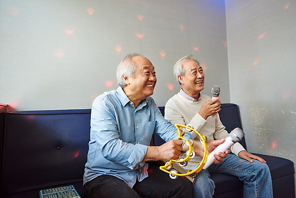 포토 JPG 할아버지 노년 남자 문화 노래 실내 건강 미소 앉기 상반신 취미 두명 앞모습 친구 실버라이프 우정 체험 마이크 즐거움 탬버린 70대 노래방 활력소 노인남자만 코인노래방 노래방책 국내포토 라이프스타일 감정 음악 뷰포인트 음향기기 컨셉 관계 모션 타악기 표정 사람 성인 내부 책 남자만 노인만 파일형식